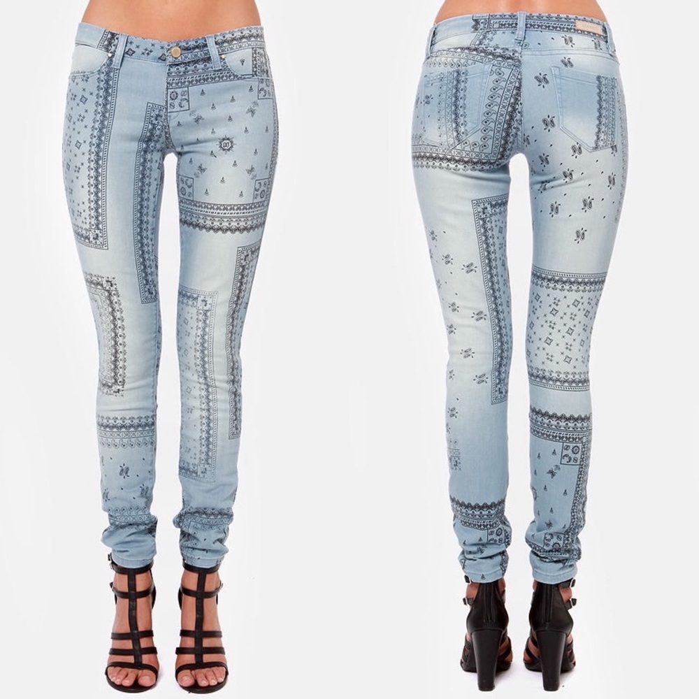 NWT Blank NYC Spray-On Jeggings Skinny Jeans Blue Bandana Paisley Print Size 25